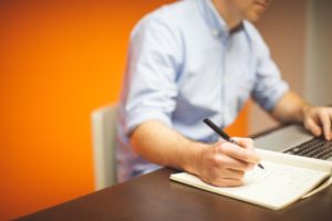 Plan machen am Tisch mit Stift und Zettel